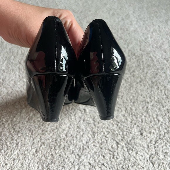COLE HAAN AIR LAINEY Size 7.5 BLACK PATENT LEATHER Wedge Pump Heel - Picture 6 of 6